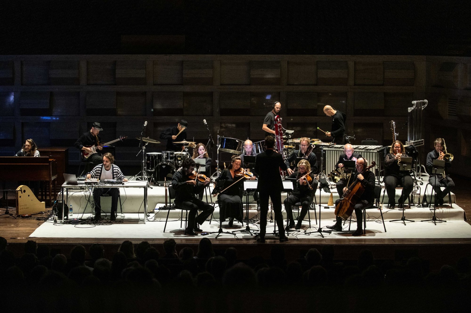 Ed Liebrecht conducting Asko|Schönberg in a mixed ensemble with keys, electronics, bass and drums