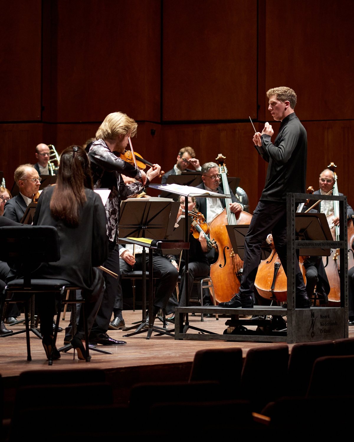 Ed Liebrecht conducting the Noord Nederlands Orkest with a violin soloist